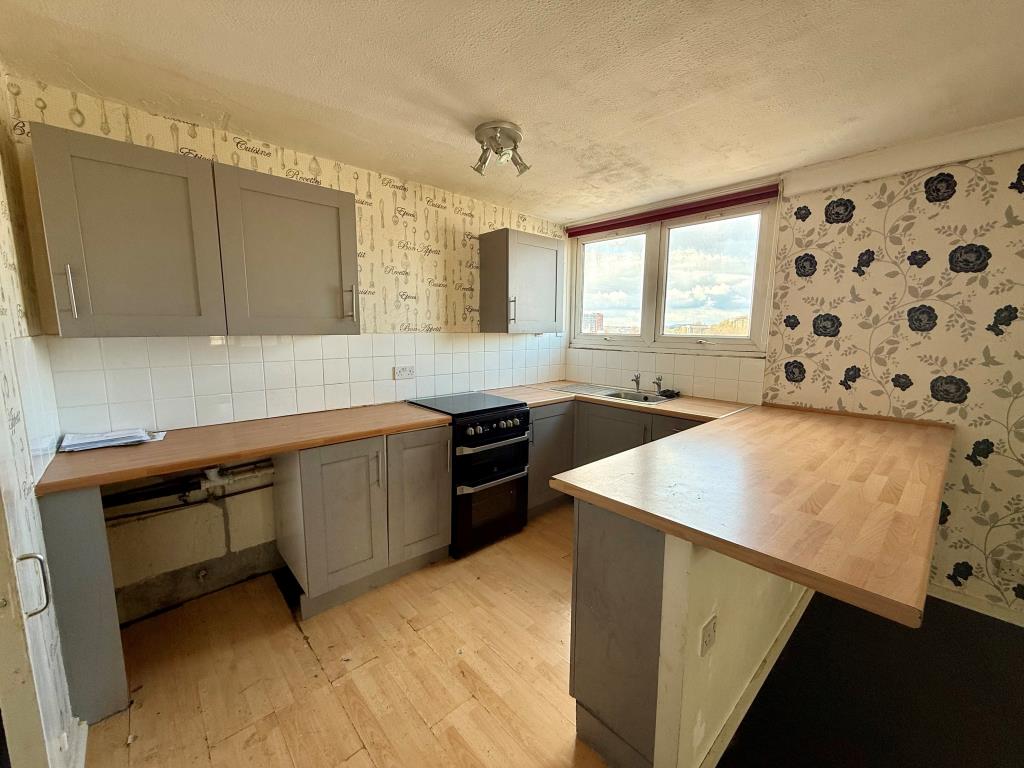 Lot: 137 - TWO-BEDROOM FLAT FOR IMPROVEMENT - Kitchen